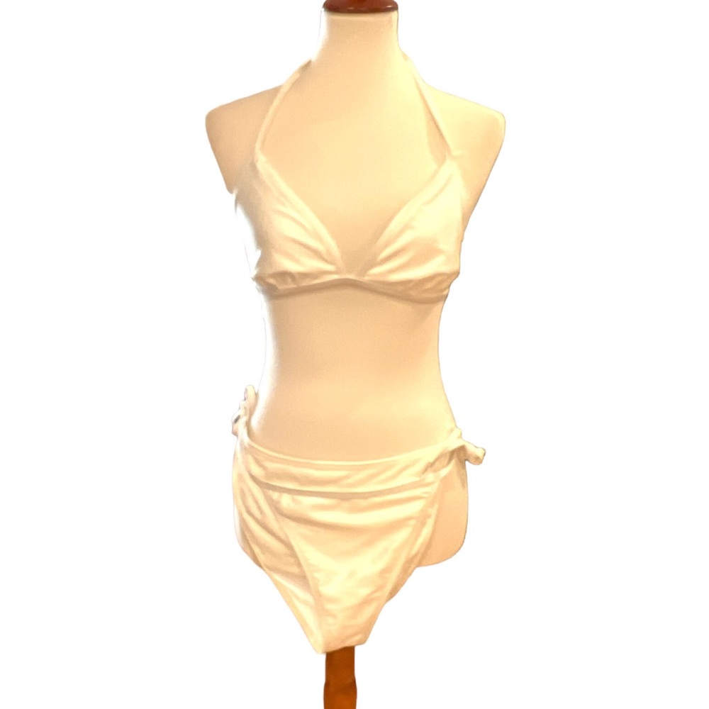 NEW  without tags  flattering white bikini Sz M